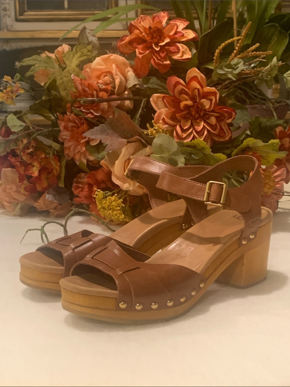 Ugg Janie heeled sandals - tan leather - size 9